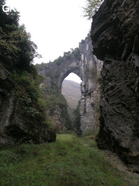 Le pont-naturel et le canyon de Longqiaoge 龙桥阁 reliques de l'ancienne galerie d'entrée de la grotte de Longqiaogedong (Grotte de la pagode de l'arche du dragon) 龙桥阁洞,  réseau de Longnudong 龙女洞. (Shipin, Zheng'an 正安, Zunyi Shi 遵义市, Guizhou 贵州省, Chine 中国)