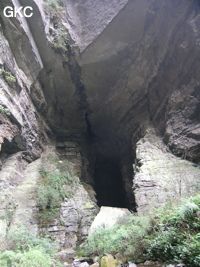 L'entrée (actuelle) de la grotte-perte de Longqiaogedong (Grotte de la pagode de l'arche du dragon) 龙桥阁洞,  réseau de Longnudong 龙女洞. (Shipin, Zheng'an 正安, Zunyi Shi 遵义市, Guizhou 贵州省, Chine 中国)