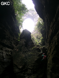 Franchissement d'un ressaut dans le court canyon situé entre l'arche et l'entrée actuelle de la grotte de Longqiaogedong (Grotte de la pagode de l'arche du dragon) 龙桥阁洞,  réseau de Longnudong 龙女洞. (Shipin, Zheng'an 正安, Zunyi Shi 遵义市, Guizhou 贵州省, Chine 中国)