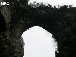 Le pont-naturel de Longqiaoge 龙桥阁 relique de l'ancienne galerie d'entrée de la grotte de Longqiaogedong (Grotte de la pagode de l'arche du dragon) 龙桥阁洞,  réseau de Longnudong 龙女洞. (Shipin, Zheng'an 正安, Zunyi Shi 遵义市, Guizhou 贵州省, Chine 中国)