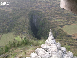 L'entrée de Longqiaogedong (Grotte de la pagode de l'arche du dragon) 龙桥阁洞 une entrée du réseau de Longnudong 龙女洞, vue depuis  la pagode de l'arche du dragon. (Shipin, Zheng'an 正安, Zunyi Shi 遵义市, Guizhou 贵州省, Chine 中国)