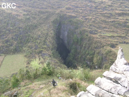 L'entrée de Longqiaogedong (Grotte de la pagode de l'arche du dragon) 龙桥阁洞 une entrée du réseau de Longnudong 龙女洞, vue depuis  la pagode de l'arche du dragon. (Shipin, Zheng'an 正安, Zunyi Shi 遵义市, Guizhou 贵州省, Chine 中国)