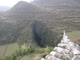 L'entrée de Longqiaogedong (Grotte de la pagode de l'arche du dragon) 龙桥阁洞 une entrée du réseau de Longnudong 龙女洞, vue depuis  la pagode de l'arche du dragon. (Shipin, Zheng'an 正安, Zunyi Shi 遵义市, Guizhou 贵州省, Chine 中国)