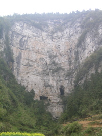 Les entrées en falaise de la grotte de Baiyangou (grotte de la falaise blanche) 白岩沟 (Shipin, Zheng'an, Guizhou)