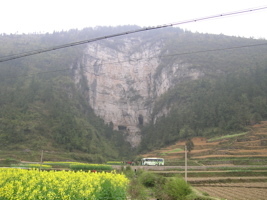 Les entrées en falaise de la grotte de Baiyangou (grotte de la falaise blanche) 白岩沟 (Shipin, Zheng'an, Guizhou)