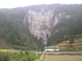 Les entrées en falaise de la grotte de Baiyangou (grotte de la falaise blanche) 白岩沟 (Shipin, Zheng'an, Guizhou)