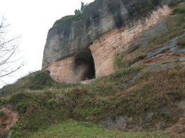C'est dans cette falaise de grès? à la sortie de la ville de Songtao que s'ouvre la grotte de Yunluotun dong 云落屯洞. (Wuluo, district autonome Miao de Songtao 松桃苗族自治县, Tongren, Guizhou)