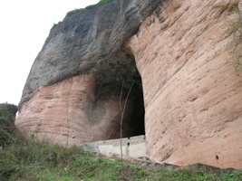 C'est dans cette falaise de grès? à la sortie de la ville de Songtao que s'ouvre la grotte de  Yunluotun dong 云落屯洞 (district autonome Miao de Songtao, Tongren, Guizhou).