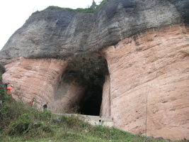 C'est dans cette falaise de grès? à la sortie de la ville de Songtao que s'ouvre la grotte de Yunluotun dong 云落屯洞 (district autonome Miao de Songtao, Tongren, Guizhou).