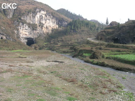 Deux rivières confluent pour se jeter dans la perte de Xiaoshuidong 消水洞 qui se situe à l'extrémité du poljé montagnard de Wuluo. (Wuluo, district autonome Miao de Songtao 松桃苗族自治县, Tongren, Guizhou)