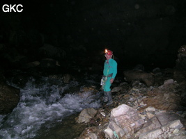 Dans la grotte perte de Xiaoshuidong 消水洞, Robert Peyron au bord de la rivière de Wuluo (environ 300 l/s en mars 06) dans le bas de la salle incertaine. (Wuluo, district autonome Miao de Songtao 松桃苗族自治县, Tongren, Guizhou)