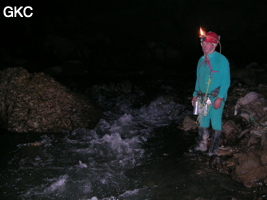 Dans la grotte perte de Xiaoshuidong 消水洞, Robert Peyron au bord de la rivière de Wuluo (environ 300 l/s en mars 06) dans le bas de la salle incertaine. (Wuluo, district autonome Miao de Songtao 松桃苗族自治县, Tongren, Guizhou)