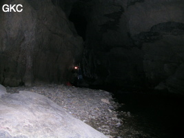Dans la grotte perte de Xiaoshuidong 消水洞, Jean Bottazzi au bord de la rivière de Wuluo (environ 300 l/s en mars 06) dans le bas de la salle incertaine. (Wuluo, district autonome Miao de Songtao 松桃苗族自治县, Tongren, Guizhou)