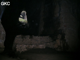 Mur de fortification dans la galerie d'entrée de la grotte de Mozidong 磨子洞. (Wuluo, district autonome Miao de Songtao 松桃苗族自治县, Tongren, Guizhou)