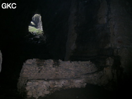 Mur de fortification dans la galerie d'entrée de la grotte de Mozidong 磨子洞. (Wuluo, district autonome Miao de Songtao 松桃苗族自治县, Tongren, Guizhou)