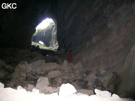 La double entrée de la grotte de Mozidong 磨子洞 donne acces à une galerie en forte pente. (Wuluo, district autonome Miao de Songtao 松桃苗族自治县, Tongren, Guizhou)