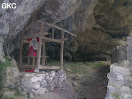 Petit autel lieu de prières dans le porche d'entrée de l'exsurgence de Mawandong 麻湾洞 (Grotte du virage). (Banzhu, Zheng'an, Zunyi, Guizhou)