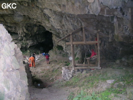 Petit autel lieu de prières dans le porche d'entrée de l'exsurgence de Mawandong 麻湾洞 (Grotte du virage). (Banzhu, Zheng'an, Zunyi, Guizhou)