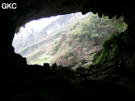 En contre-jour le porche d'entrée de l'exsurgence de Mawandong 麻湾洞 (Grotte du virage). (Banzhu, Zheng'an, Zunyi, Guizhou)