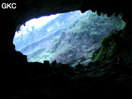 En contre-jour le porche d'entrée de l'exsurgence de Mawandong 麻湾洞 (Grotte du virage). (Banzhu, Zheng'an, Zunyi, Guizhou)