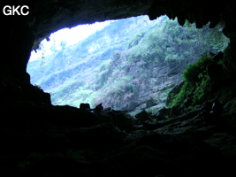 En contre-jour le porche d'entrée de l'exsurgence de Mawandong 麻湾洞 (Grotte du virage). (Banzhu, Zheng'an, Zunyi, Guizhou)