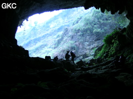 En contre-jour le porche d'entrée de l'exsurgence de Mawandong 麻湾洞 (Grotte du virage). (Banzhu, Zheng'an, Zunyi, Guizhou)