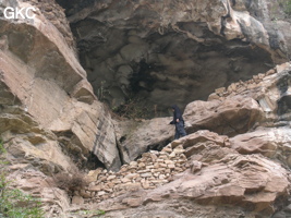 L'entrée de la grotte fortifiée de Xiaotun Dong 小屯洞 (grotte du petit village) est perchée et disimulée elle servait d'école dans des temps anciens troublés. (Banzhu, Zheng'an, Zunyi, Guizhou)