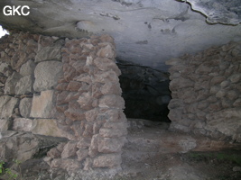 Murs de fortifications dans l'entrée de la grotte fortifiée de Xiaotun Dong 小屯洞 (grotte du petit village). Cette cavité est perchée et dissimulée elle servait d'école dans des temps anciens troublés. (Banzhu, Zheng'an, Zunyi, Guizhou)