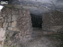 Murs de fortifications dans l'entrée de la grotte fortifiée de Xiaotun Dong 小屯洞 (grotte du petit village). Cette cavité est perchée et dissimulée elle servait d'école dans des temps anciens troublés. (Banzhu, Zheng'an, Zunyi, Guizhou)