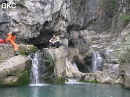 Lipo (à gauche) et Qian Zhi à la résurgence murée de  Longtanzi dong 龙塘子洞 . Elle s'ouvre en rive droite du canyon. C'est un ensemble de conduite forcée recoupée par le canyon.  (Banzhu, Zheng'an 正安, Zunyi, Guizhou)