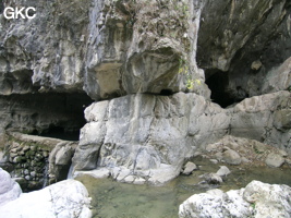 La résurgence murée de  Longtanzi dong 龙塘子洞 s'ouvre en rive droite du canyon. C'est un ensemble conduite forcée recoupée par le canyon.  (Banzhu, Zheng'an 正安, Zunyi, Guizhou)