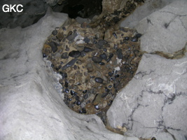 Dans la grotte de Meidongwan 煤洞湾 (réseau de Mawangdong 麻王洞) , les vieux remplissages de cette partie de la galerie (galets et argile) ont été déblayés, seules quelques poches en plafond et sur les parois subsistent. (Fuyuan, Zheng'an, Zunyi, Guizhou)