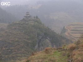 Le site de la pagode de l'arche du dragon au pied de laquelle s'ouvre Longqiaogedong (Grotte de la pagode de l'arche du dragon) 龙桥阁洞. - réseau de Longnudong 龙女洞 - (Shipin, Zheng'an 正安, Zunyi Shi 遵义市, Guizhou 贵州省, Chine 中国)