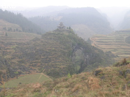 Le site de la pagode de l'arche du dragon au pied de laquelle s'ouvre Longqiaogedong (Grotte de la pagode de l'arche du dragon) 龙桥阁洞. - réseau de Longnudong 龙女洞 - (Shipin, Zheng'an 正安, Zunyi Shi 遵义市, Guizhou 贵州省, Chine 中国)