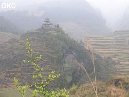 Le site de la pagode de l'arche du dragon au pied de laquelle s'ouvre Longqiaogedong (Grotte de la pagode de l'arche du dragon) 龙桥阁洞. - réseau de Longnudong 龙女洞 - (Shipin, Zheng'an 正安, Zunyi Shi 遵义市, Guizhou 贵州省, Chine 中国)