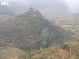 Le site de la pagode de l'arche du dragon au pied de laquelle s'ouvre Longqiaogedong (Grotte de la pagode de l'arche du dragon) 龙桥阁洞. - réseau de Longnudong 龙女洞 - (Shipin, Zheng'an 正安, Zunyi Shi 遵义市, Guizhou 贵州省, Chine 中国)