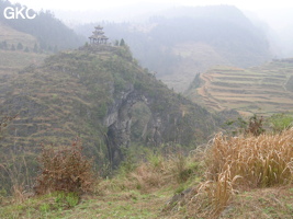 Le site de la pagode de l'arche du dragon au pied de laquelle s'ouvre Longqiaogedong (Grotte de la pagode de l'arche du dragon) 龙桥阁洞. - réseau de Longnudong 龙女洞 - (Shipin, Zheng'an 正安, Zunyi Shi 遵义市, Guizhou 贵州省, Chine 中国)