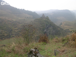 Le site de la pagode de l'arche du dragon au pied de laquelle s'ouvre Longqiaogedong (Grotte de la pagode de l'arche du dragon) 龙桥阁洞. - réseau de Longnudong 龙女洞 - (Shipin, Zheng'an 正安, Zunyi Shi 遵义市, Guizhou 贵州省, Chine 中国)