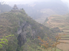 Le site de la pagode de l'arche du dragon au pied de laquelle s'ouvre Longqiaogedong (Grotte de la pagode de l'arche du dragon) 龙桥阁洞. - réseau de Longnudong 龙女洞 - (Shipin, Zheng'an 正安, Zunyi Shi 遵义市, Guizhou 贵州省, Chine 中国)