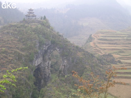 Le site de la pagode de l'arche du dragon au pied de laquelle s'ouvre Longqiaogedong (Grotte de la pagode de l'arche du dragon) 龙桥阁洞. - réseau de Longnudong 龙女洞 - (Shipin, Zheng'an 正安, Zunyi Shi 遵义市, Guizhou 贵州省, Chine 中国)