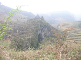 Le site de la pagode de l'arche du dragon au pied de laquelle s'ouvre Longqiaogedong (Grotte de la pagode de l'arche du dragon) 龙桥阁洞. - réseau de Longnudong 龙女洞 - (Shipin, Zheng'an 正安, Zunyi Shi 遵义市, Guizhou 贵州省, Chine 中国)