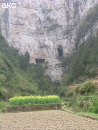 Les entrées en falaise de la grotte de Baiyangou (grotte de la falaise blanche) 白岩沟 (Shipin, Zheng'an, Guizhou)