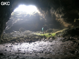Dans le réseau de Shuanghedongqun, vue en contre-jour de l'entrée de Shangdong qui est l'entrée fossile aval de Longtanzishuidong 龙潭子水洞,  dans le fond de la doline de Longtanzi 龙潭子. (Wenquan, Suiyang, Zunyi, Guizhou)