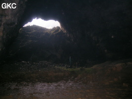 Dans le réseau de Shuanghedongqun, vue en contre-jour de l'entrée de Shangdong qui est l'entrée fossile aval de Longtanzishuidong 龙潭子水洞,  dans le fond de la doline de Longtanzi 龙潭子. (Wenquan, Suiyang, Zunyi, Guizhou)