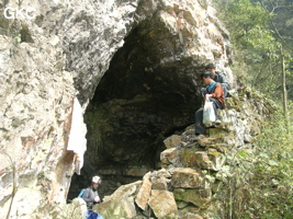 L'entrée de la grotte de Tianbaodong 天宝洞 est murée sommairement et bien dissimulée dans les fortes pentes juste sous le rebord du plateau. (Qinggangtang, Suiyang, Zunyi, Guizhou)