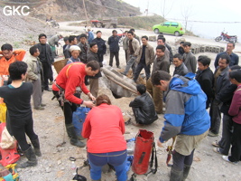 La grotte de Shihuiyaodong 石灰窑洞 s'ouvre par un étroit orifﬁce au milieu d'une carrière située en bord de route peu avant le village de Shihuiyao. L'entrée bouchée pour raison de sécurité (car elle débouche directement sur un puits en cloche de plus de 30 m). Donc chaque campagne d'exploration donne lieu à un gros travail de réouverture de la cavité(Banzhu, Zheng'an, Guizhou)