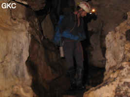 Christian Dodelin en sortie d'inventaire de la faune souterraine dans la grotte perte de Xiaoshuidong 消水洞. (Wuluo, district autonome Miao de Songtao 松桃苗族自治县, Tongren, Guizhou)