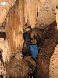 Christian Dodelin en sortie d'inventaire de la faune souterraine dans la grotte perte de Xiaoshuidong 消水洞. (Wuluo, district autonome Miao de Songtao 松桃苗族自治县, Tongren, Guizhou)