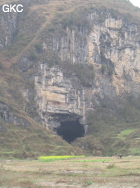 La perte de Xiaoshuidong 消水洞 se situe à l'extrémité du poljé montagnard de Wuluo. (Wuluo, Songtao, Guizhou)