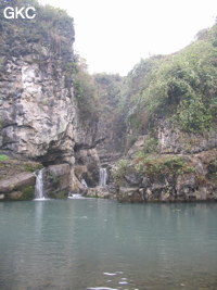 Une grande vasque suit immédiatement la sortie du petit canyon où s'ouvre la résurgence murée de  Longtanzi dong 龙塘子洞 (à gauche). (Banzhu, Zheng'an 正安, Zunyi, Guizhou)